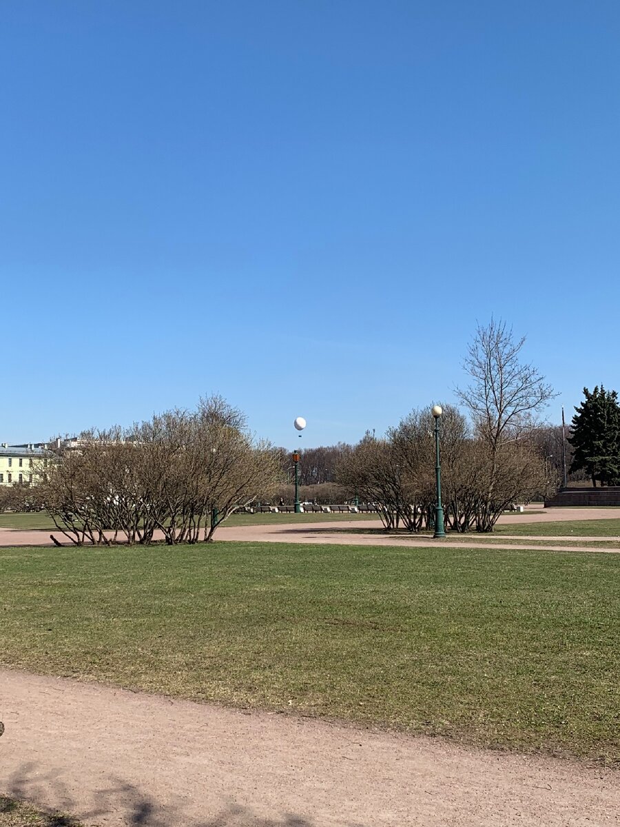 Марсово поле  в хорошую погоду 