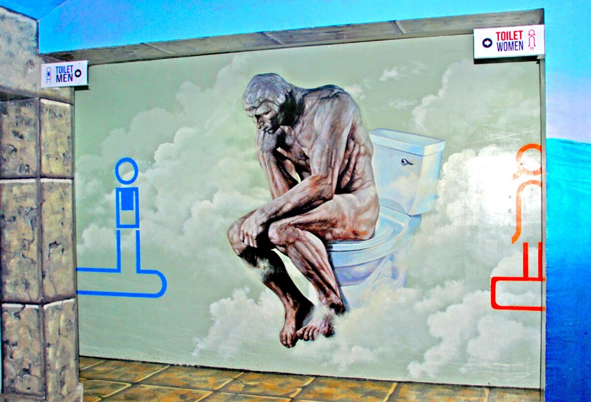 Роденовский "Мыслитель" на унитазе при  входе в туалет в Малайзии