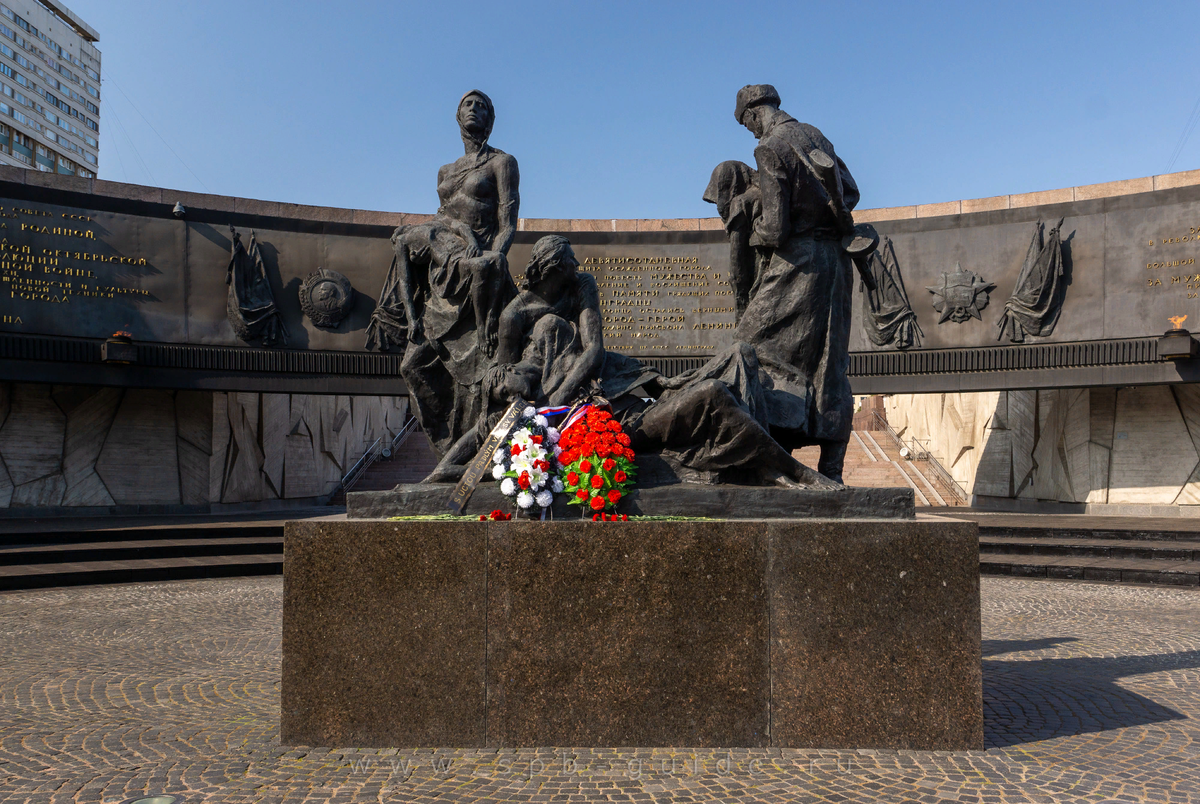 Памятники города ленинграда. Площадь Победы Санкт-Петербург мемориал. Монумент героическим защитникам Ленинграда. Монумент на площади Победы в Санкт-Петербурге. Площадь Победы мемориал героическим защитникам Ленинграда.