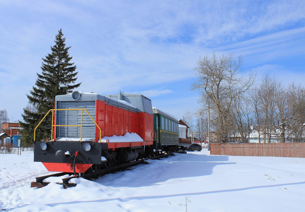 В 2012 году после ликвидации УЖД Тумская - Голованова Дача высвобожденный узкоколейный подвижной состав был установлен возле станции Тумская в виде памятников. 