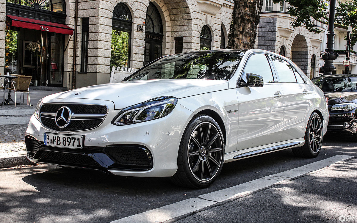 Mercedes-Benz W212 — четвёртое поколение легковых автомобилей E-класса немецкой торговой марки Mercedes-Benz, представленное в 2009 году на Детройтском автосалоне. Внешний вид модели отрабатывался на концепт-каре Mercedes-Benz ConceptFASCINATION, представленном на Парижском моторшоу в 2008 году. Продажи начались в марте 2009 года. Автомобиль включал множество новых технических решений и технологий безопасности, включая системы обнаружения усталости водителя, предупреждения о сходе с полосы движения, а также технологию распознавания дорожных знаков.

В апреле 2009 года в продажу поступила 5-местная бронированная версия автомобиля (по классу VR4) под названием E-Guard. Летом была представлена высокопроизводительная модификация E63 AMG, а в декабре линейку автомобилей W212 оснастили опциональной системой полного привода 4MATIC 4-го поколения и пополнили версией в кузове универсал (заводской индекс — S212) и купе (C207).

В 2013 году автомобиль претерпел фейслифтинг, придавший ему более современные и спортивные формы. Передняя часть кузова получила совершенно новый внешний вид: раздельная передняя оптика, ведущая свои традиции с 1995 года, была объединена в моноблок; обновился дизайн капота и переднего бампера. Впервые для E-класса на решётку радиатора установили эмблему в виде фирменной трёхлучевой звезды (в линии исполнения Elegance). Задняя часть кузова получила обновление фонарей и бампера. Модификации также подвергся и модельный ряд двигателей. В июне 2013 года в продажу поступила модель E63 AMG в кузове универсал.

Автомобиль Mercedes-Benz W212 выпускался в вариантах кузова седан, универсал, купе и кабриолет. Кроме того, автомобиль имеет модифицированные версии от подразделения Mercedes-AMG (E63 AMG, E63 AMG S), а также сторонних международных тюнинг-ателье. В 2016 году модель была заменена на 5-е поколение E-класса — Mercedes-Benz W213.

Mercedes-Benz W212
Mercedes-Benz E Class W212 (2009 2013).jpg
Общие данные
Производитель
Германия Mercedes-Benz
Годы производства
2009—2016
Сборка
Германия Бремен, Зиндельфинген
Класс
бизнес-класс
Дизайн
Тип кузова
4‑дв. седан (5‑мест.)
5‑дв. универсал (5‑мест.)
2‑дв. купе (4‑мест.)
2‑дв. кабриолет (4‑мест.)
Компоновка
переднемоторная, заднеприводная
переднемоторная, полноприводная
Колёсная формула
4 × 2, 4 × 4
Двигатель
бензиновый двигатель внутреннего сгорания и дизельный двигатель
Трансмиссия
механическая 6-ступ.
Производитель
Mercedes-Benz
Тип
механическая
Число ступеней
6
Переключение
ручное
автоматическая 5-ступ.
Производитель
Mercedes-Benz
Модель
5G-Tronic
Тип
автоматическая
Число ступеней
5
Переключение
автоматическое
автоматическая 7-ступ.
Производитель
Mercedes-Benz
Модель
7G-Tronic
Тип
автоматическая
Число ступеней
7
Переключение
автоматическое
Модификации кузова
Gnome-go-next.svg  Седан (W212)
Тип кузова
4‑дв. седан (5‑мест.)
Колёсная база
2874 мм
Длина
4868 мм
Ширина
1854 мм
Высота
1471 мм
Колея передняя
1585 мм
Колея задняя
1604 мм
Gnome-go-next.svg  Купе (С207)
Mercedes-Benz C207 E 350 CDI Iridiumsilber.JPG
Тип кузова
2‑дв. купе (4‑мест.)
Колёсная база
2760 мм
Длина
4698 мм
Ширина
1786 мм
Высота
1397 мм
Колея передняя
1538 мм
Колея задняя
1544 мм
Gnome-go-next.svg  Универсал (S212)
Mercedes-Benz S212.jpg
Тип кузова
5‑дв. универсал (5‑мест.)
Колёсная база
2874 мм
Длина
4895 мм
Ширина
1854 мм
Высота
1512 мм
Колея передняя
1585 мм
Колея задняя
1604 мм
Gnome-go-next.svg  Кабриолет (A207)
Mercedes-Benz A207.jpg
Тип кузова
2‑дв. кабриолет (4‑мест.)
Колёсная база
2760 мм
Длина
4698 мм
Ширина
1786 мм
Высота
1398 мм
Колея передняя
1538 мм
Колея задняя
1544 мм
Массово-габаритные характеристики
Ширина
1854 мм
Колёсная база
2874 мм
На рынке
Связанные
Mercedes-Benz ConceptFASCINATION, Mercedes-Benz CLK-класс
Похожие модели
Audi A6 (C7), BMW F10
