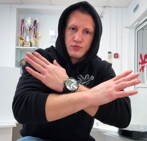 Российский боец ММА Вячеслав Василевский рассказал о своих впечатлениях от угроз известного телеведущего Владимира Соловьева в адрем блогера и бывшего футбольного комментатора Василия Уткина. 