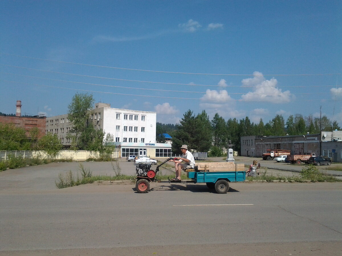 Здание заводоуправления в ПГТ Юго-Камский. Металлургический завод металлопроката проработал с 1880х годов до 2010 года. Это было градообразующее предприятие...