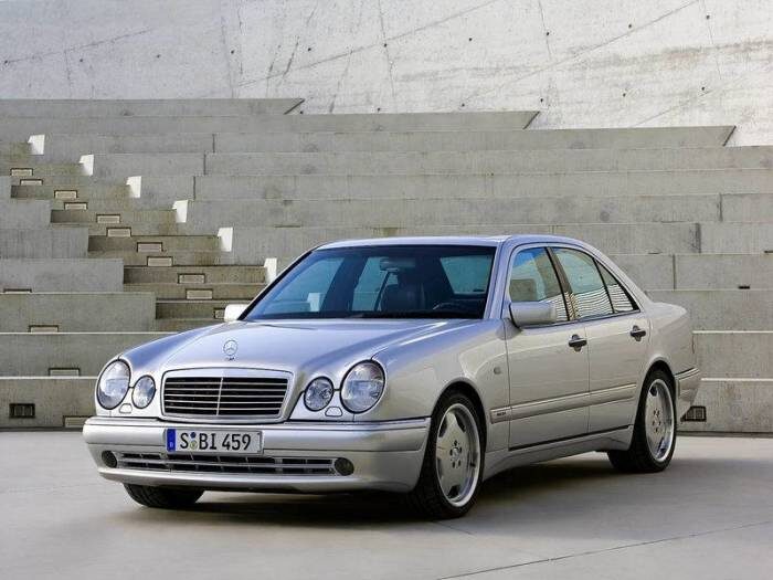 
Овальные фары Mercedes-Benz W210, стали обликом целого ряда моделей.
