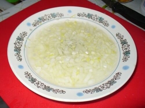     Для начала чистим и мелко нарезаем лук. Выкладываем в тарелку (глубокую) и добавляем туда уксус, воду и щепотку сахара. Получился своеобразный маринад. Перемешиваем, и даем ему настояться.   