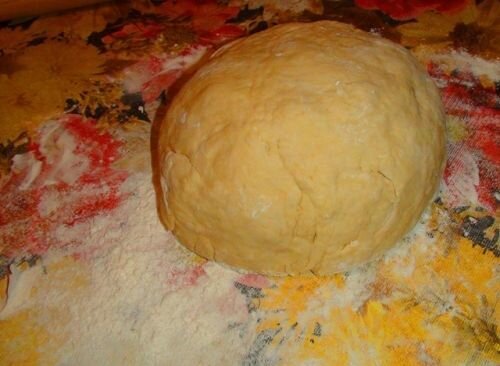     Маргарин необходимо растопить в миске на кухонной плите. Затем к маргарину добавьте пиво, постепенно подсыпайте муку и замесите хорошенько тесто руками, чтобы оно не прилипало к рукам, присыпьте их мукой.   