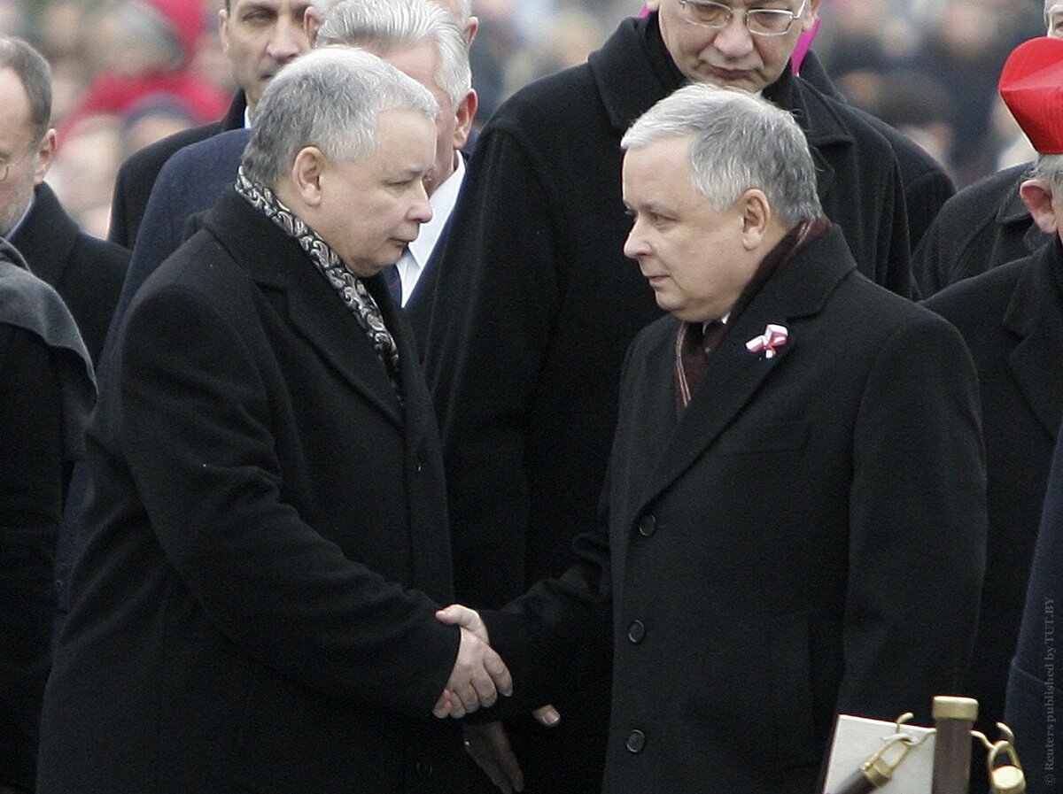 Фото 1. Лех президент, Ярослав премьер из политического цикла «Двое укравшие Польшу» . https://img.tyt.by/n/reuters/0c/0/rtr1j8m3_lech_kaczynski_jaroslaw_kaczynski.jpg