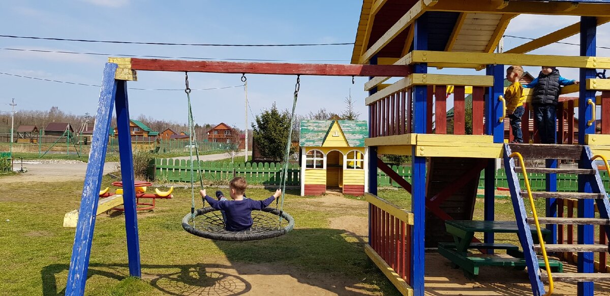 Общая детская площадка в коттеджном поселке Дарьино.