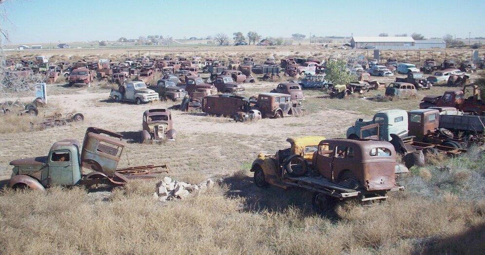 Истинный творец в местах типа этого, как правило, ищет вдохновения... и запчастей для будущих изобретений