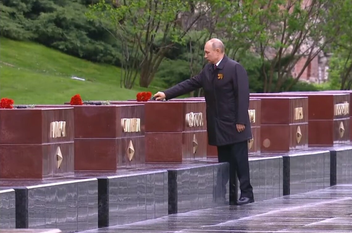 Тумбы расположены в порядке присвоения городам звания героя.