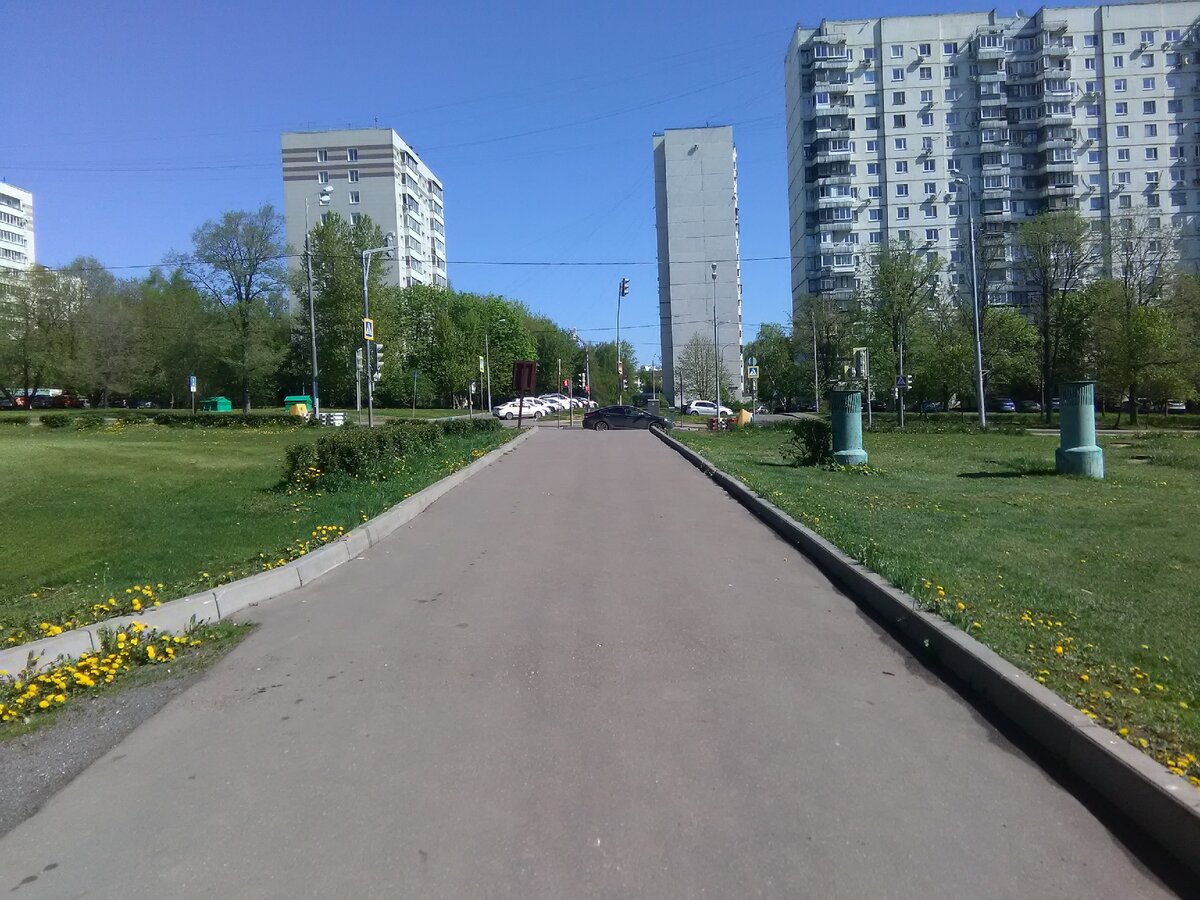 2020 год, май. Деревья выросли настолько, что пятиэтажки за домом 52, корпус 1 уже не видно. Появился дом между 48-м и 52/1