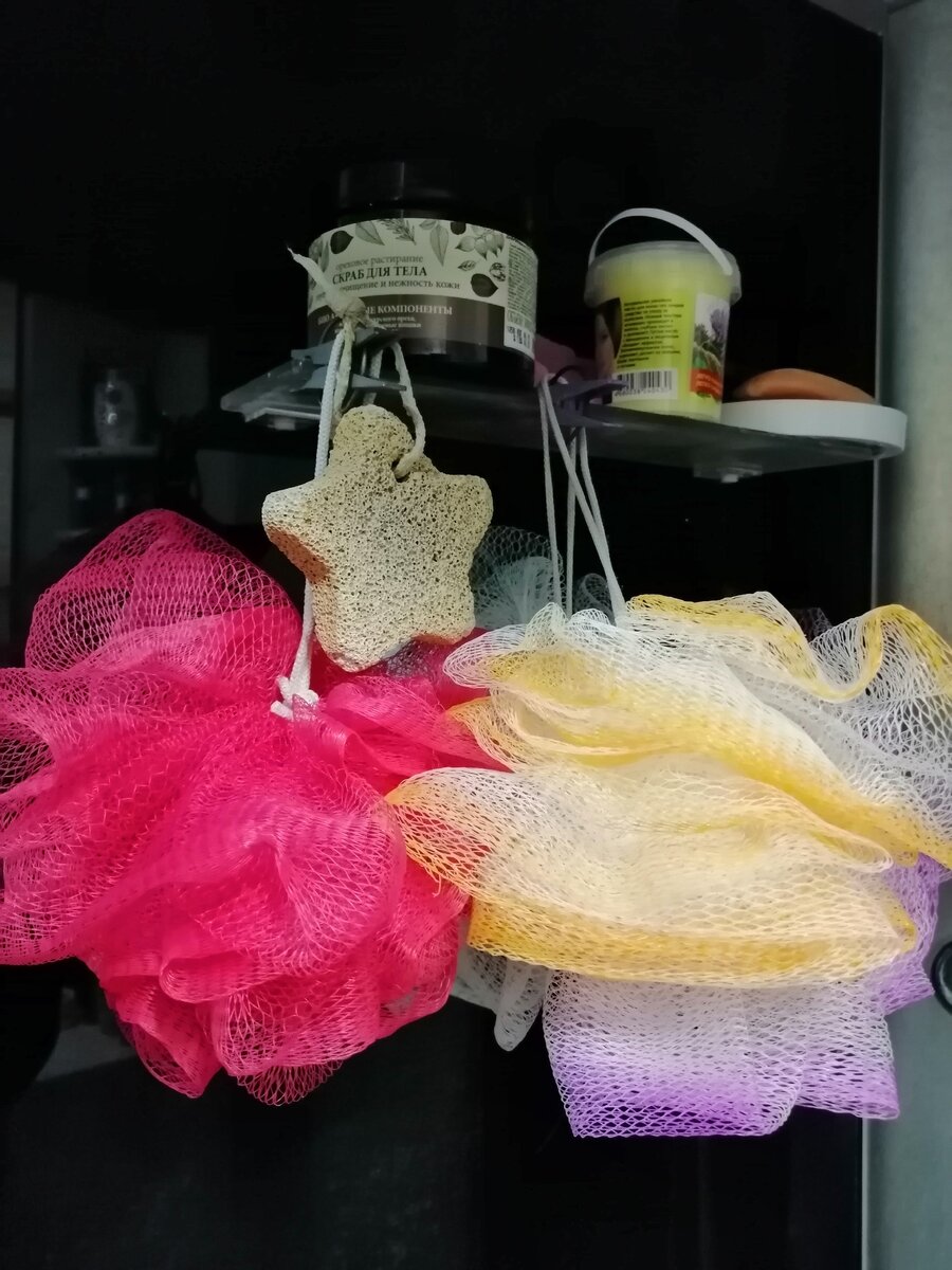 Прищепки как крючки для мочалок в душевой кабине 