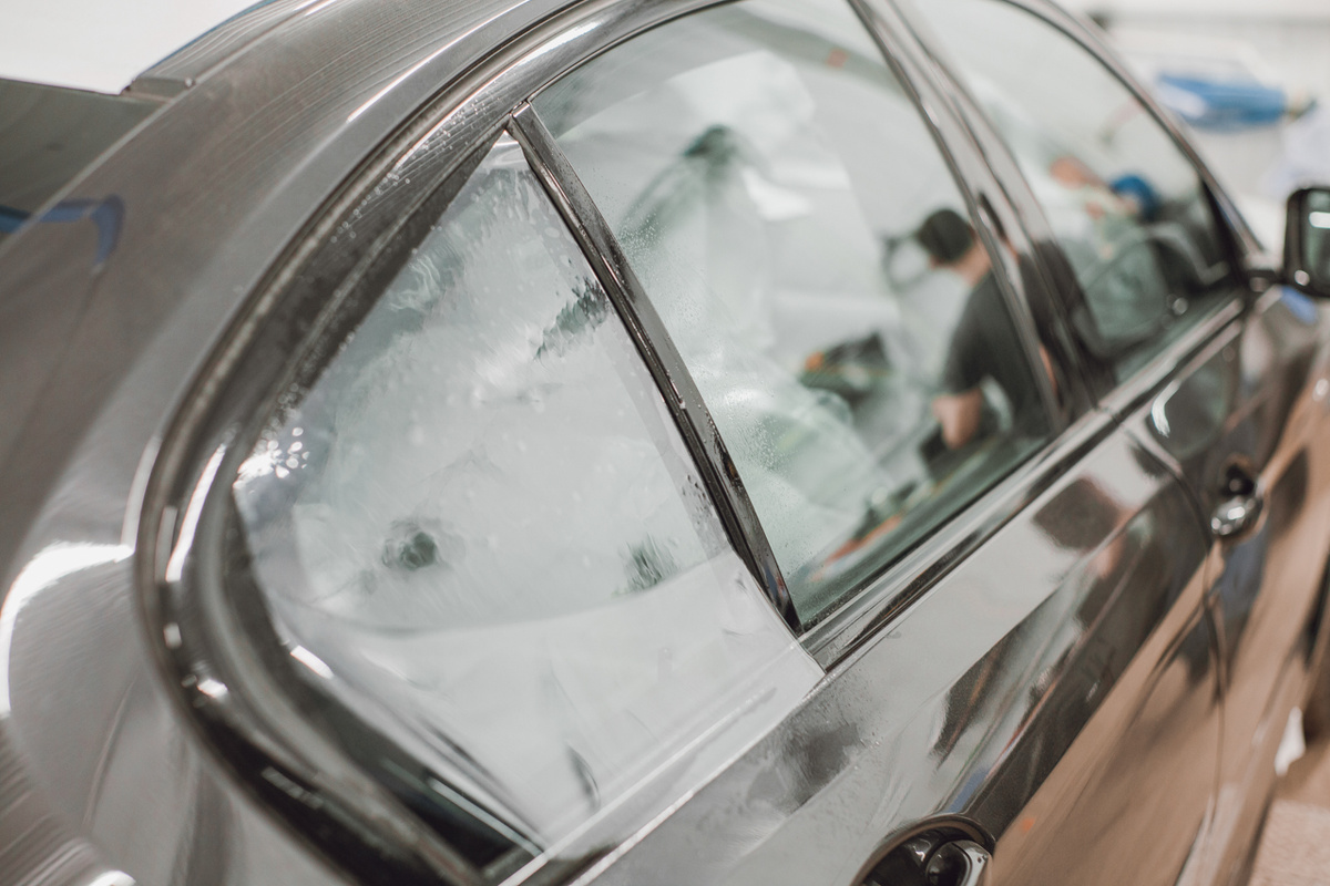 Бронирование стекол автомобиля ударопрочной пленкой