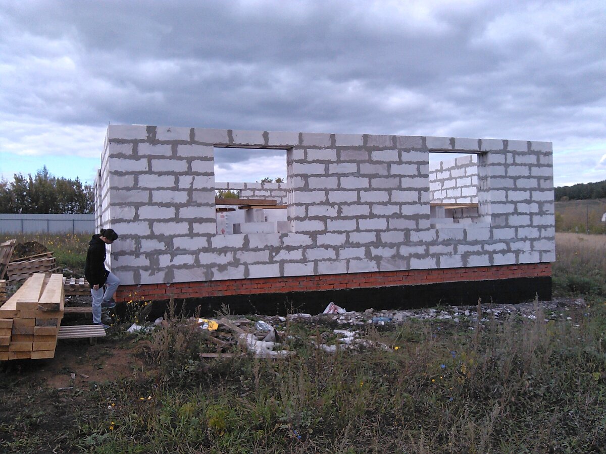 Дом соседа еще без крыши. Он его еще не отделал с наружи. Толщина газоблока также 30 см. @Горбунов Сергей Канал Самостройщика