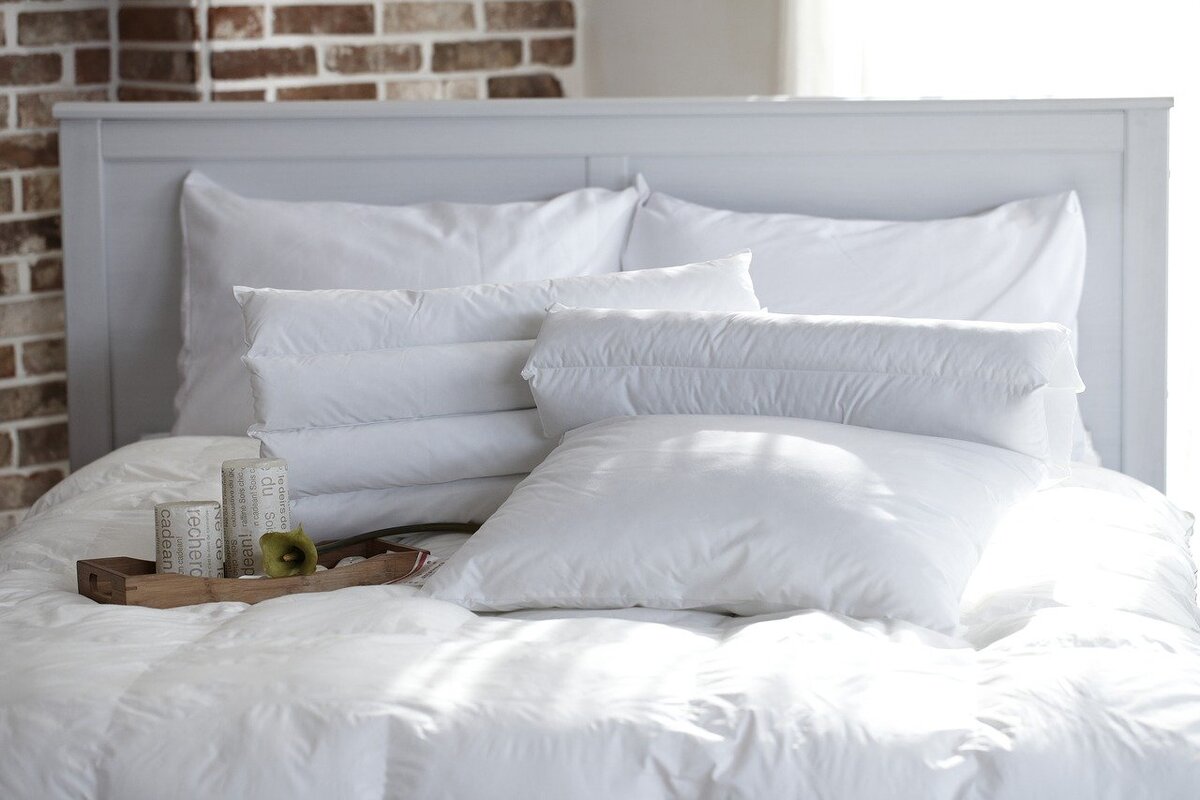 Приятно спать на белье, которое пахнет свежестью. Фото используется по лицензии Simplified  от pixabay.com