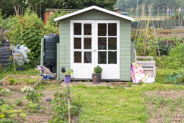 Фото https://yandex.ru/images  Дача в Дании. Обратите внимание на склад бутылок слева на заднем фоне. Понятно, что все эти бутылки с водой  пришлось притащить на участок, чтобы полить рассаду. 