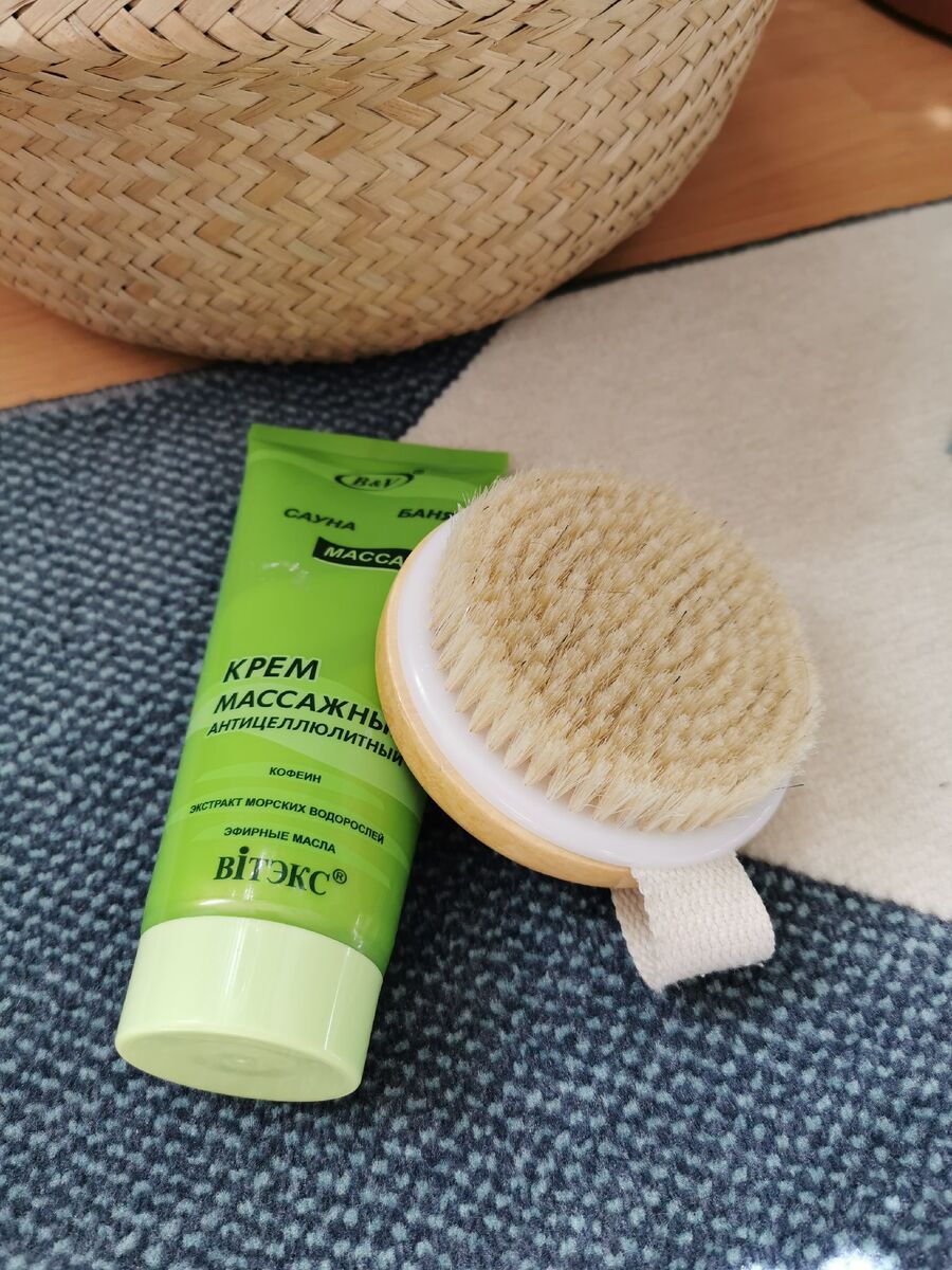 щетка из магазина FIxPrice 199 рублей, крем белорусская косметика Витекс 160 рублей