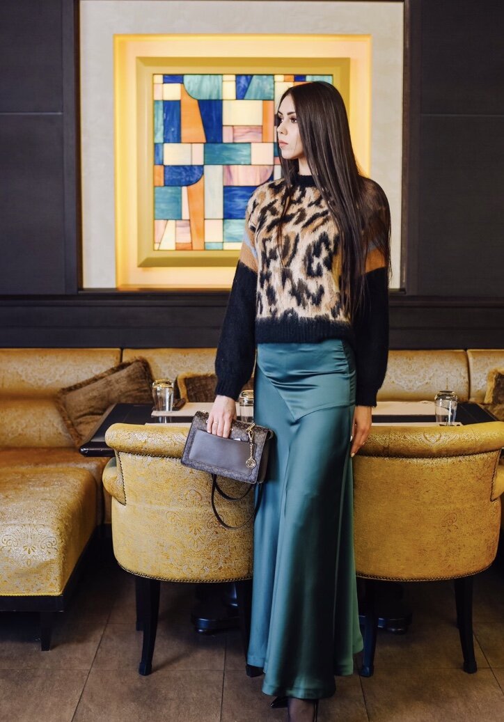 Свитшот, либо джемпер не всегда можно соединить с классикой, но в данной модели выигрывает рисунок принта, с этим рисунком в виде леопардового принта вы уже можете соединить длинную юбку в пол, джинсы или любой другой низ. 