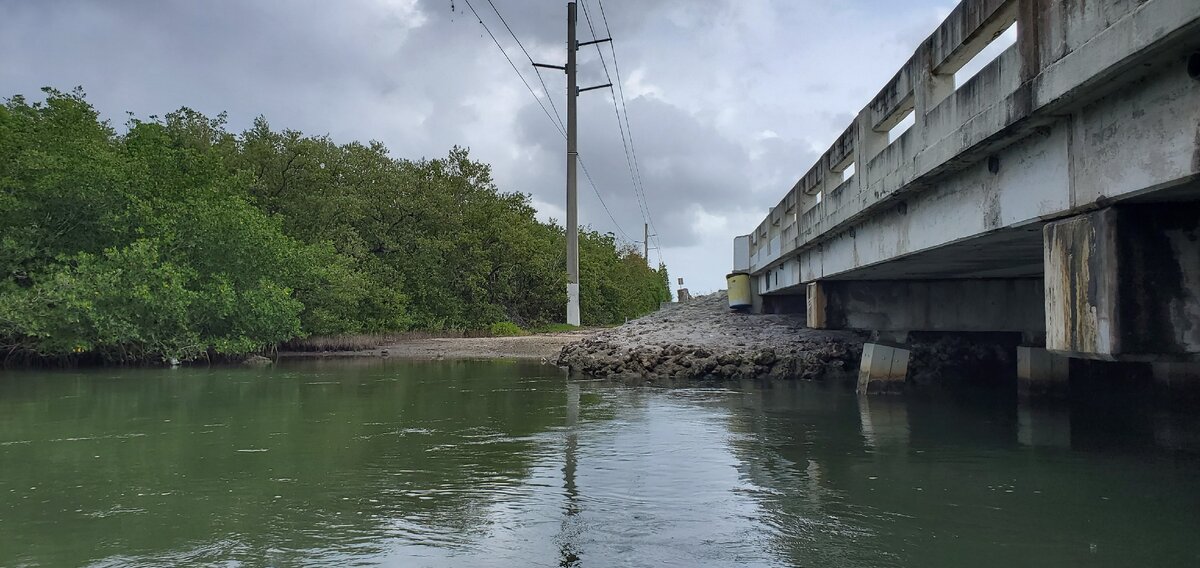 Рыбачат на вот таких островках под мостами
