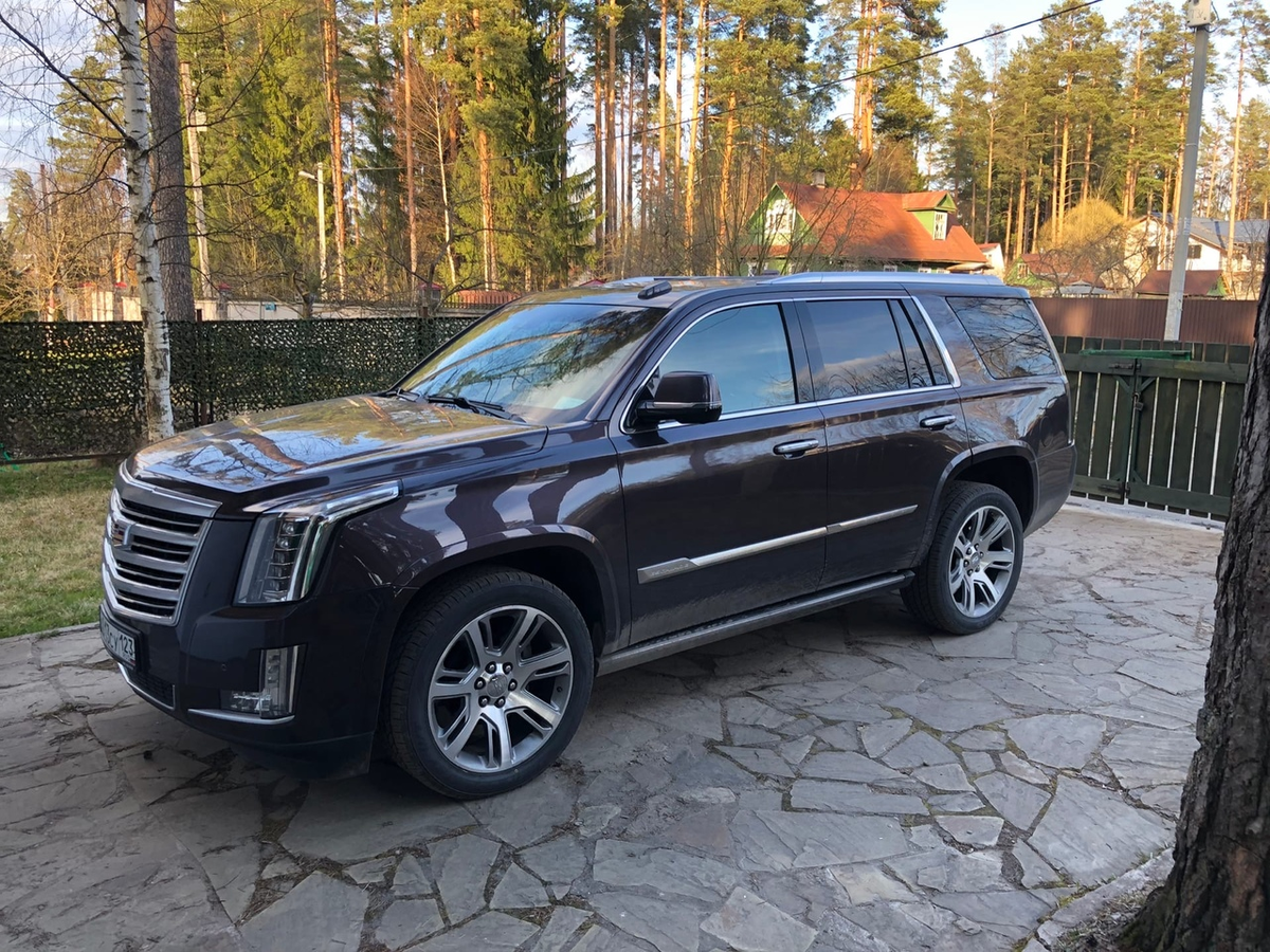   Привет, братва! Хочу рассказать вам об опыте владения и вождения Cadillac Escalade 4-го поколения. Машина интересная и о ней есть, что сказать.-2