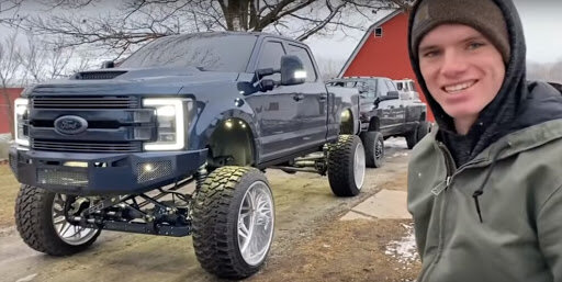 Карл с одним из своих "подопытных мышей" 