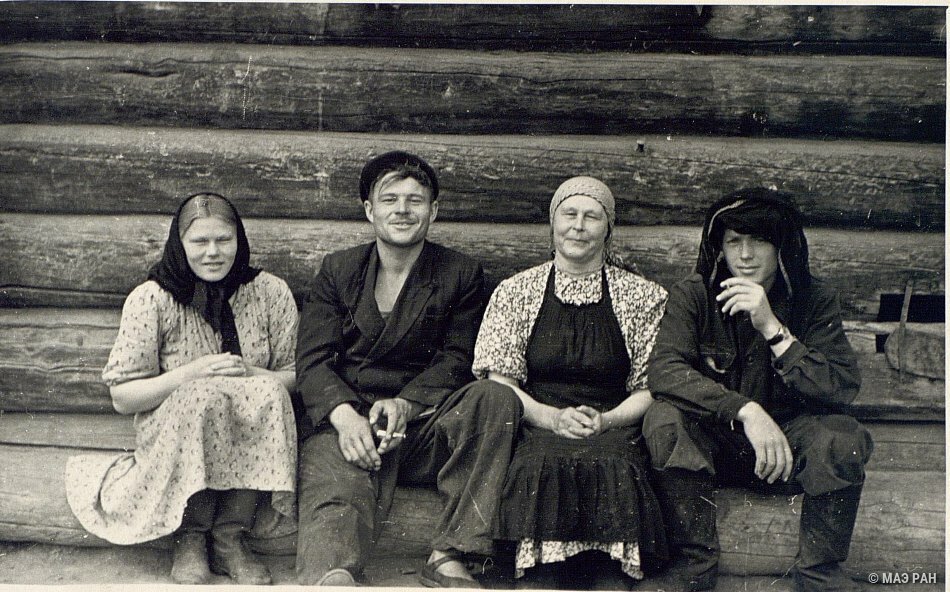 Демьянов В.Г. Колхозники в летней одежде. Русские. Иркутская область, Нижнеилимский р-он, Ершово д. 