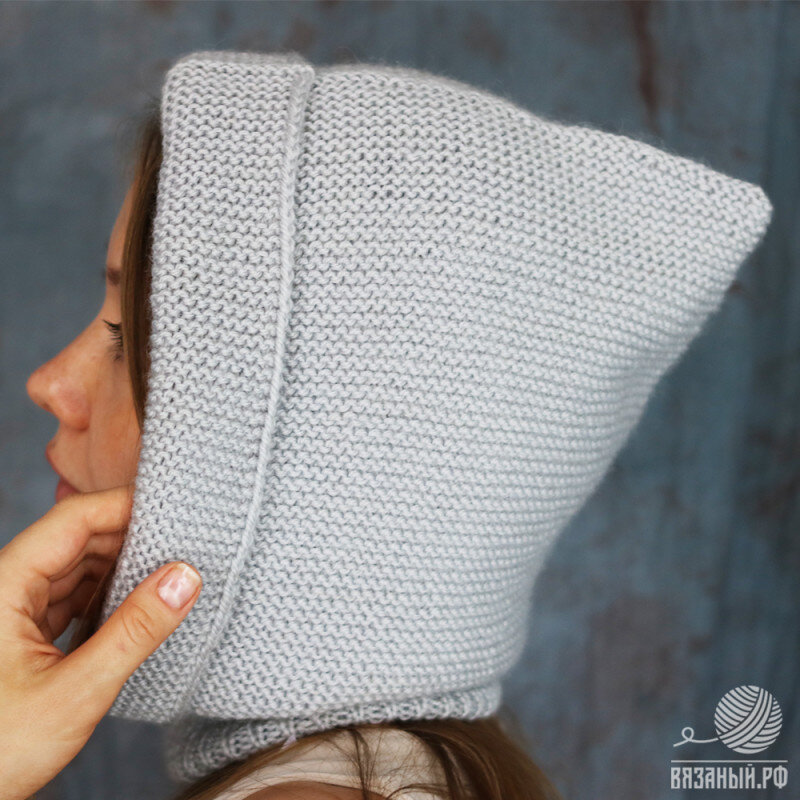 Это женственный головной убор, который не повредит прическу и подчеркнет вашу нежность и мягкость. Его можно накидывать на голову в ветреную погоду или носить спущенным. В спущенном состоянии он красиво драпируется и подчеркивает изящную линию шеи. Отличная альтернатива обычной шапке.