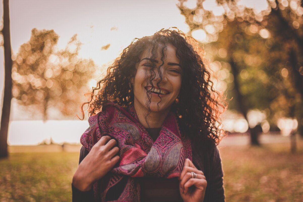 https://www.canva.com/photos/MADGyZeCTd8-woman-wearing-pink-and-grey-scarf-smiling/ Фотограф: Oleg Magni