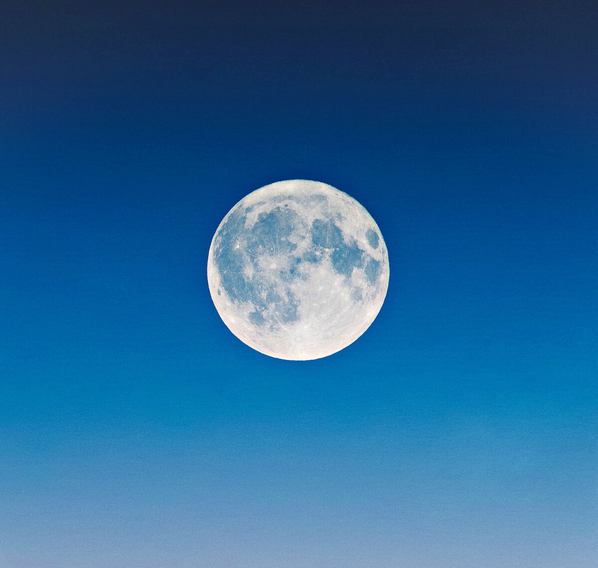 Луна днем