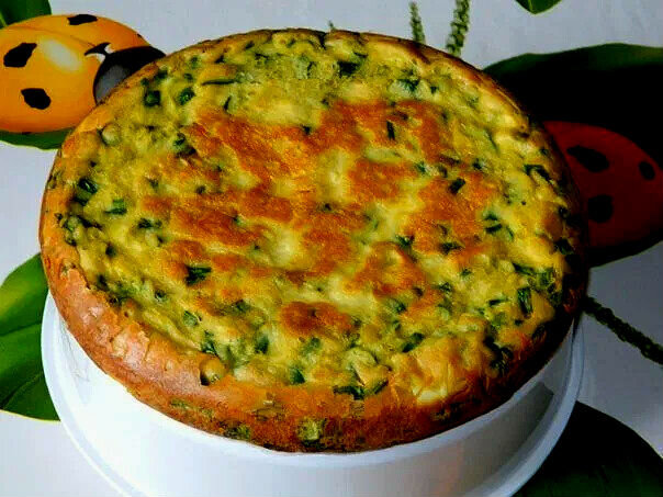 Пирог с яйцами и зеленым луком на сметане. Вкусно и быстро