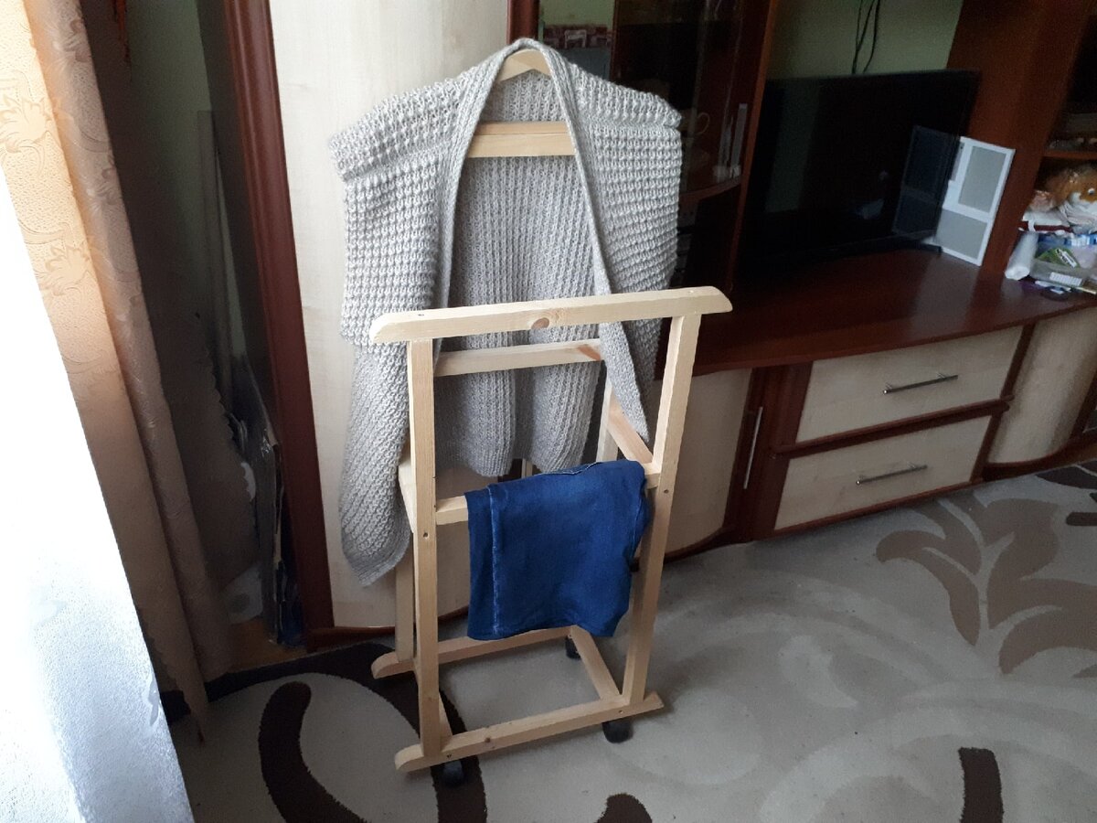 Вешалка на колесиках