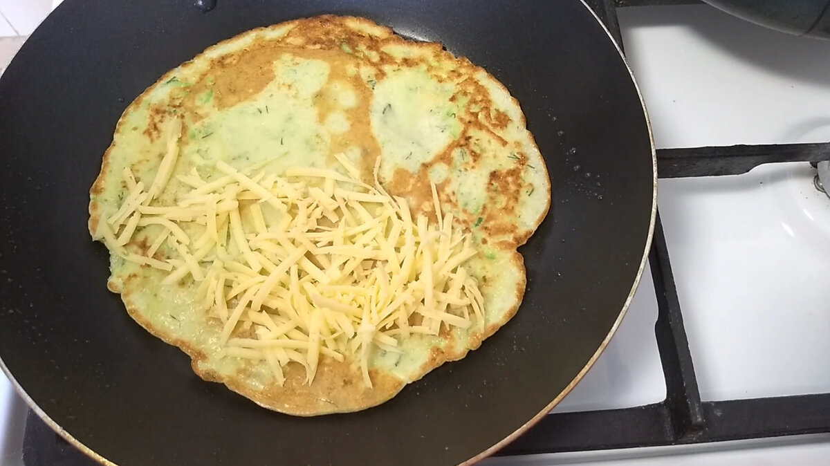 Блины из кабачков на сковороде самый вкусный. Кабачковый блин на сковороде. Кабачковый блин на сковороде на завтрак. Блины из кабачков рецепт на сковороде. Фото кабачковые блины.