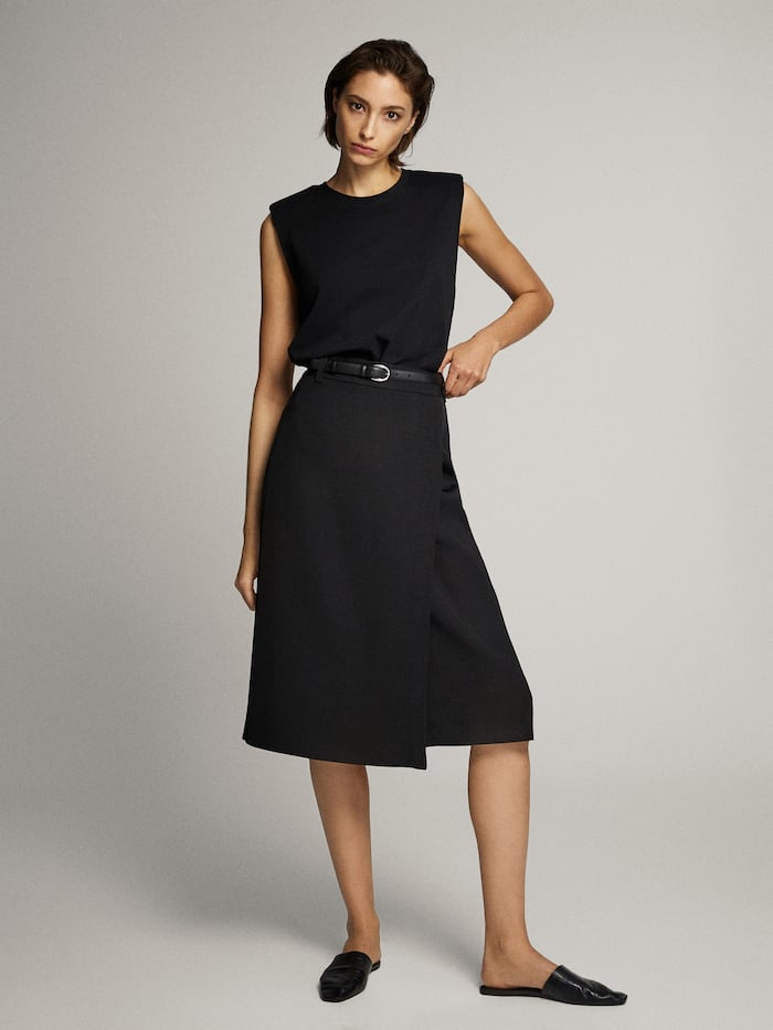 Фото с сайта www.massimodutti.com/ru/ ЧЕРНАЯ ЮБКА НА ЗАПÁХЕ стоила 7,490 РУБ. цена сейчас - 4,490 РУБ., ВИСКОЗА 77%, ХЛОПОК 12%, ЛЁН 11% . Ref. 5219/539