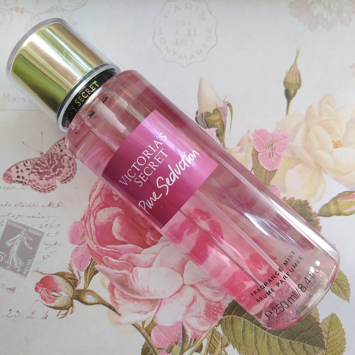 Очень романтичный дизайн флакона, на заднем фоне есть поцелуйчики