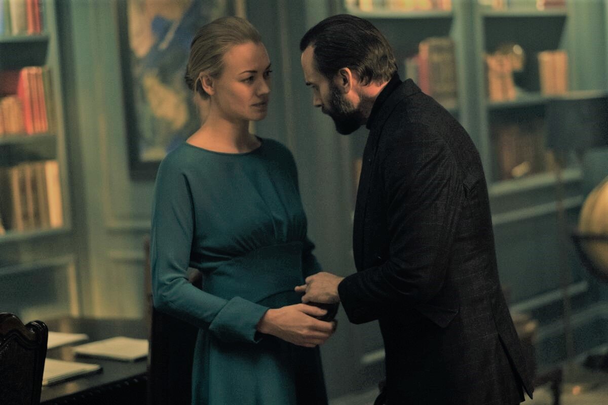 Ивонн Страховски и Джозеф Файнс в сериале "Рассказ служанки"