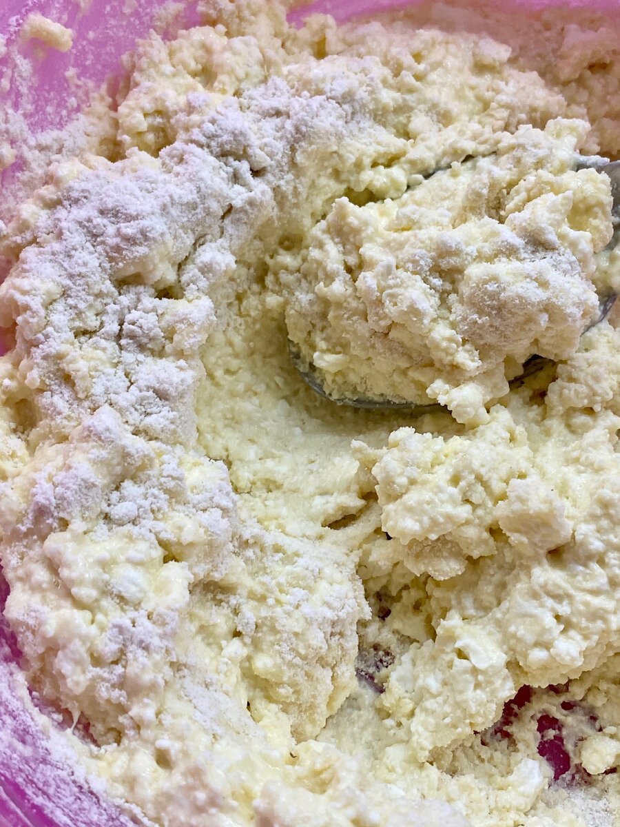 Творог перетираем с яйцом, сахаром и щепоткой соли
