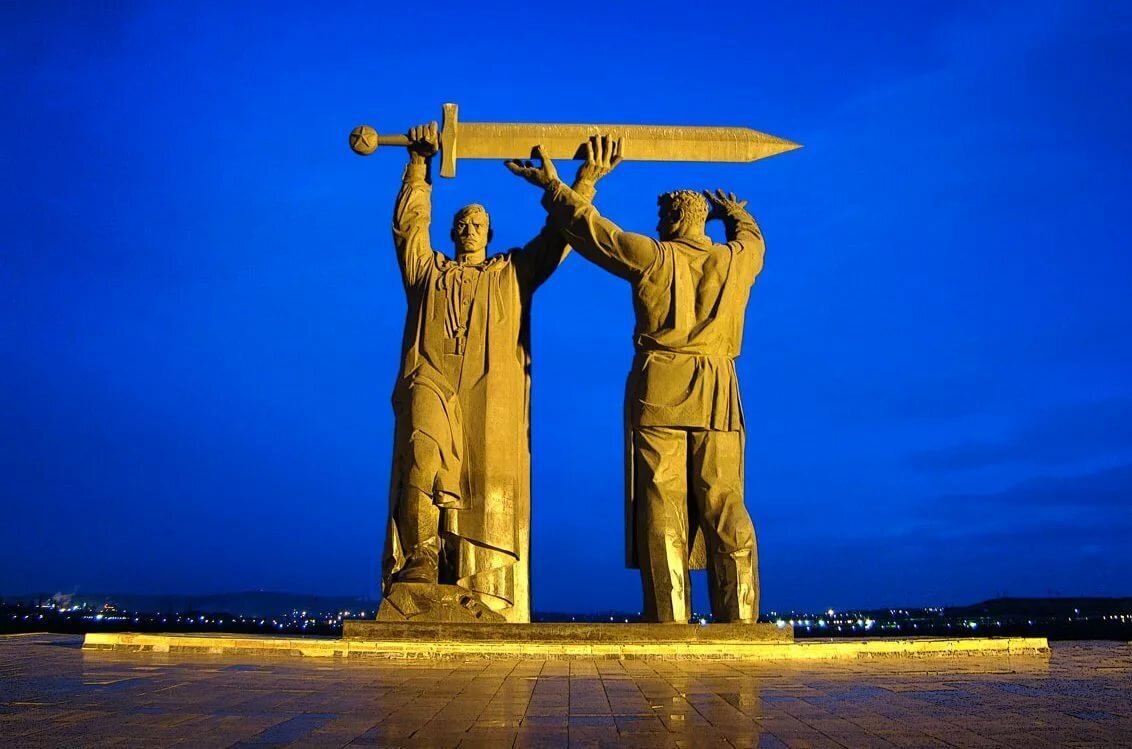 Монумент "Тыл - фронту"