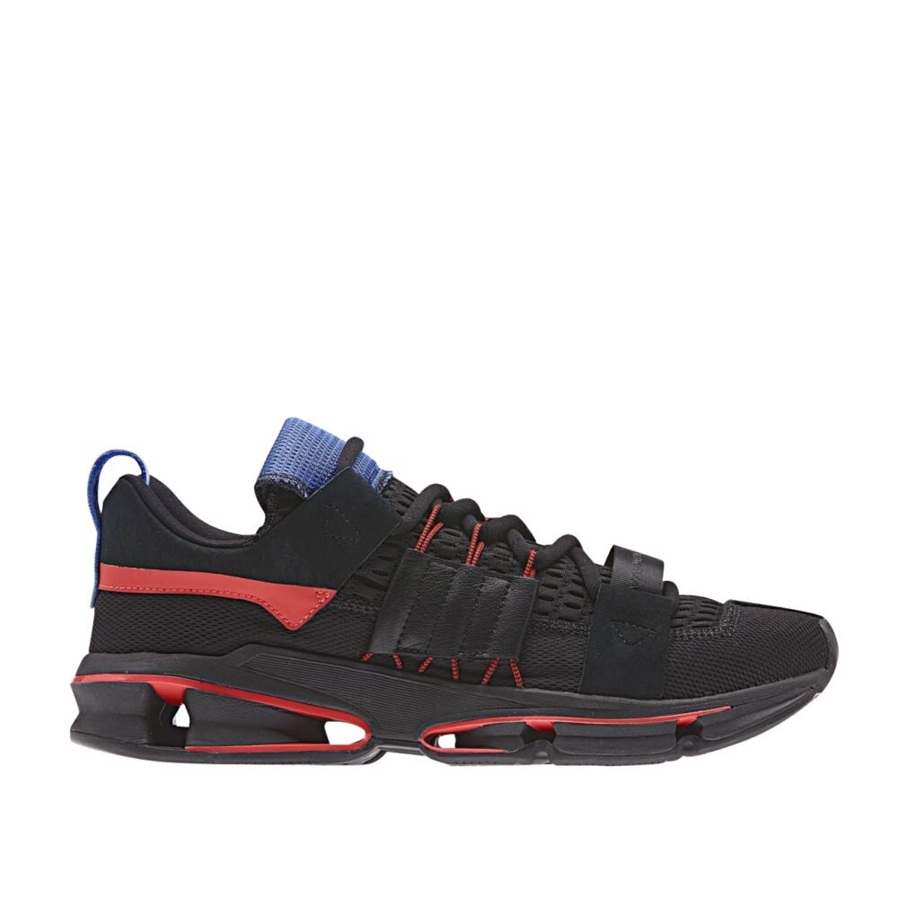 История модели кроссовок adidas Twinstrike
В 2000-х спортивные бренды подхватили тенденцию на лёгкость и минимализм обуви, начав смещать доминировавшие почти два десятка лет массивные баскетбольные кроссовки. Основными источниками вдохновения вновь стали бег и теннис.

Среди главных задач было создать ощущение пружинистости и максимальной отзывчивости. В то время как Nike совершенствовал технологию Air, самый популярный немецкий бренд одежды экспериментировал с различными конструкциями подошвы — так появились кроссовки adidas A3 Twinstrike, а затем и adidas Twinstrike ADV. Расскажем, что же в них экспериментального.


Амортизация A3
Впервые силуэт Twinstrike поступил в продажу в 2003 году именно как беговой. В его конструкции использовалась технология A3 —подошва делалась не из цельного куска упругой пены, а из комбинации термополиуретановых пластин и закреплённых между ними опор. Это больше напоминало фундамент строения с революционной архитектурой, чем подошву обуви.


Эволюция технологии в A3 Twinstrike
В кроссовках «Адидас А3 Твинстрайк» 2003 года технология сделала шаг вперёд — в отличие от предыдущих моделей с A3, где пружинистые вставки делались только в области пятки, здесь под них было отведено всё пространство с небольшой перемычкой в середине.


В марте 2017 года adidas A3 Twinstrike были переизданы, в точности повторяя оригинал прошлого десятилетия. Поклонники бренда получили возможность прикоснуться к одной из самых интересных технологий начала 2000-х, которая сегодня по-прежнему захватывает взгляды и выделяется из толпы. Но сникерхедам, увлечённым необычными релизами, пришлось дождаться осени.

Отличия Twinstrike ADV от A3 Twinstrike
Сентябрь 2017-го отметился премьерой кроссовок adidas Consortium Twinstrike ADV. Как и в случае с другими моделями, получившими приставку «ADV», верхняя часть была полностью обновлена, в то время как подошва сохранила узнаваемый вид, подаренный ей технологией A3. Самый первый релиз назывался A//D и базировался на концепции путешествия в параллельную реальность, где вещи выполнены из знакомых материалов, но с другой эстетикой.


Несмотря на цену в $240, Twinstrike ADV Adidas Parallel Dimension стали успешным дебютом — далее победное шествие продолжили новые расцветки, вплоть до комбинации красного, ярко-розового, чёрного и белого. Также силуэт попал в коллаборацию нью-йоркского магазина KITH и японского бренда nonnative с adidas — в результате получилась сдержанная бежевая расцветка, вдохновлённая ретро-дизайном и премиальным подходом.

Отзывы о adidas Twinstrike
В 2018 году продолжают появляться новые вариации «Адидас Твинстрайк», а значит силуэт задержится в ассортименте надолго. Стоит помнить, что это именно повседневные кроссовки, которые подходят для прогулок гораздо лучше, чем для бега. Вот какие преимущества и недостатки отмечают их покупатели.


Плюсы:

При сложной конструкции они достаточно лёгкие и комфортные
Любая расцветка Twinstrike ADV на данный момент выглядит уникально
Дышащая сеточка обеспечивает вентиляцию даже в жарки едни
Вставки замши и кожи добавляют роскоши
Садятся точно по размеру и не вызывают нареканий в качестве
Минусы:

Относительно высокая цена, начинающаяся со $180 или 13790 рублей.
Модели «Твинстрайк ЭДВ» быстро распродаются и бывает сложно найти желаемую.

Подводя итоги
Сегодня, когда каждая марка стремится извлечь максимум из накопленного наследия, adidas удаётся сделать это чуть ли не лучше всего. Не побоявшись изменить A3 Twinstrike, немецкий бренд создал силуэт, конкурирующий со многими современными разработками. Идеальный пример того, как можно совмещать наследие прошлого и мышление будущего. Кроссовки Adidas Originals Twinstrike ADV это не массовый продукт, но явно знающий своего покупателя.