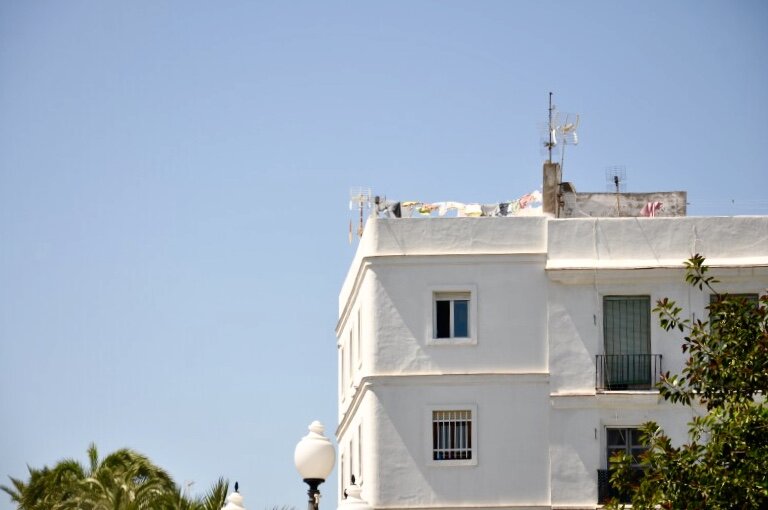 15 августа 2018 г. Трусы на крыше с видом на центральную площадь. Calle Nueva (ул. Новая) - Кадис - Испания. 