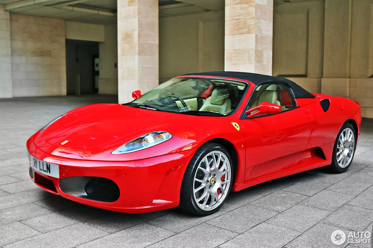 Красная Ferrari Spider f430