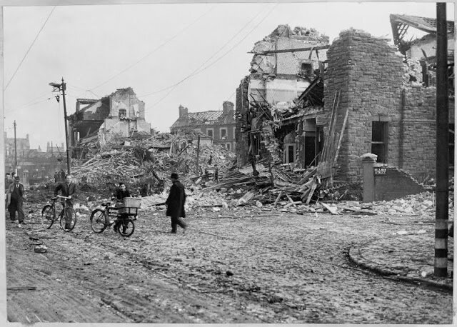 На снимке - Энтрим-Роуд, угол Данкэрн-Гарденс, Белфаст, 19 апреля 1941 года