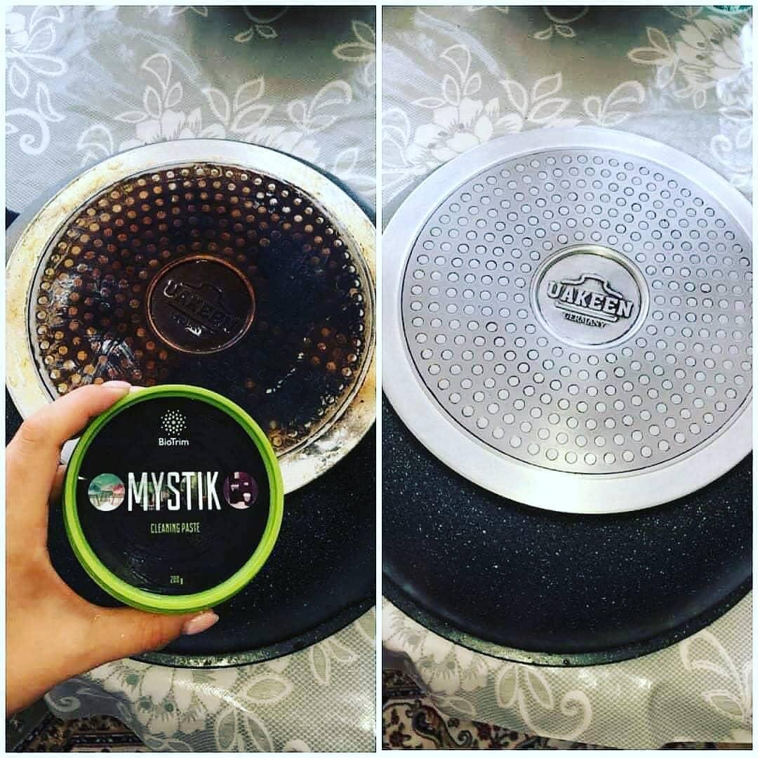 Чистящая паста широкого спектра применения для удаления сильных и стойких загрязнений. Поможет добиться блестящих результатов на кухне и в ванной комнате, отлично подходит для кафеля, нержавеющей стали, фарфора.

Компоненты пасты полностью биоразлагаемые и не токсичные.

ЗОНЫ ПРИМЕНЕНИЯ ЧИСТЯЩЕЙ ПАСТЫ BIOTRIM MYSTIK
Что можно очистить на кухне:
пригар и жир с посуды, плиты, решеток;
жирные и застарелые пятна на кафеле, пластике, стекле, фарфоре;
раковину и другие предметы из нержавеющей стали.
Что можно очистить в ванной комнате:
зеркала до блеска, что предотвратит их запотевание;
краны и кафель от известкового налета, в том числе застарелого;
кафель, нержавеющую сталь, фарфор от следов ржавчины.
ПРИМЕНЕНИЕ
Нанесите пасту на смоченную поверхность, которая требует очищения. Протрите поверхность влажной салфеткой из микроволокна. Для сложных загрязнений используйте губку или диск из микроволокна.

Для устранения загрязнений со стекол, зеркал и других глянцевых поверхностей используйте водный раствор пасты в пропорции 1:5. Нанесите его салфеткой или губкой, протрите поверхность сухим изделием из микроволокна.

При высыхании и растрескивании паста не теряет своих чистящих свойств. Для возвращения пластичности добавьте немного воды и перемешайте пасту до однородного состояния.

Вес: 226 граммов.


