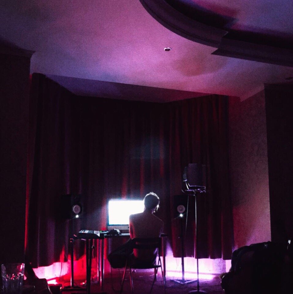 В наше время проще купить музыкальное оборудование и установить его прямо в комнате, сделав компактную домашнюю студию, нежели бегать в подвалы и записываться у "псевдо-звукарей".