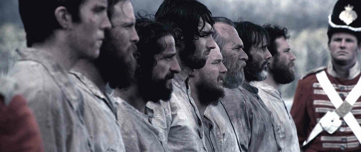 Любопытно, что ни один из восьми героев, беглых каторжников, тоже не выдуман - все реально существовавшие люди с подшитыми к ним папочками уголовных дел.