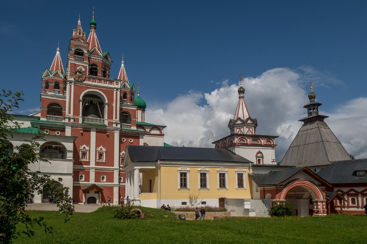 Подмосковные города. Троицкая Церковь Саввино-Сторожевского монастыря. Звонница Саввино-Сторожевского монастыря Звенигород. На колокольне Саввино-Сторожевского монастыря Звенигород. Троицкая надвратная Церковь Звенигород.