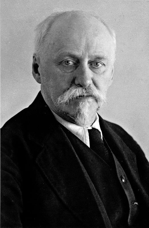 Владимир Леонтьевич Комаров, русский советский ботаник, флорист-систематик и ботанико-географ, педагог и общественный деятель. Член-корреспондент Академии наук (1914), действительный член (1920), вице-президент (1930—1936) и президент (1936—1945) Академии наук СССР, организатор многочисленных филиалов, ботанических садов и баз Академии наук.