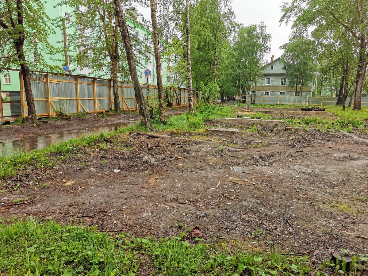 Площадка после сноса аварийного дом на Комсомольской 30.