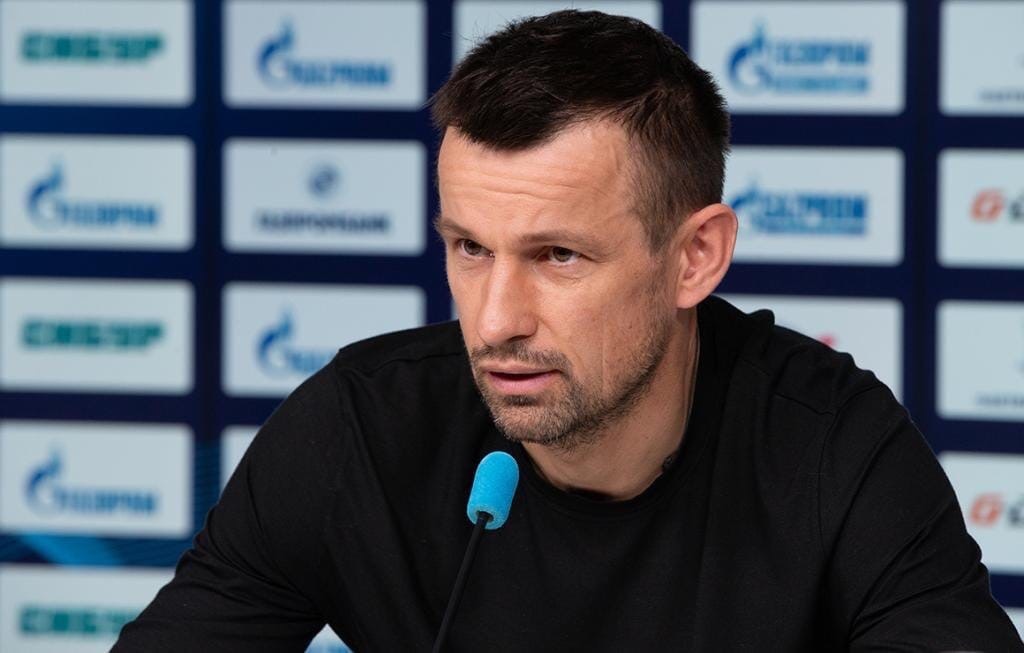 Главный тренер сине-бело-голубых — о подготовке к первому матчу после паузы.

— Можно ли назвать эти тренировки полноценными сборами или они больше похожи на те, что проделываются во время сезона?
— Это не совсем полноценные сборы, потому как на сборах мы понимаем, сколько у нас времени есть, проводим много занятий в двухразовом режиме. Сейчас у нас такой возможности не было, поэтому старались сделать тренировочный процесс усредненным между сборами и нашими обычными занятиями. На результат, насколько команда готова функционально, посмотрим уже в ближайших матчах. Хотя понимаем, что требовать прекрасного состояния достаточно сложно. Многие футболисты буду набирать лучшие кондиции через матчи.

— Помогли ли тренировки в «Зуме» во время карантина быстрее набрать кондиции сейчас?
— Это немножко разная работа, она отличается от той, которую можно проводить на футбольном поле. Тем не менее, общаться, держать себя в тонусе, поддерживать кондиции с точки зрения общего состояния организма, думаю, можно.

— Сталкивались с какими-то микротравмами после возвращения на поле? Все ли готовы сыграть с ЦСКА?
— Какие-то повреждения всегда бывают — значительные и незначительные. На данный момент все футболисты готовятся к игре, кроме Эмануэля Мамманы. Посмотрим, насколько оставшееся время позволит сделать работу качественно и без травм.

— Известно, что тренерский штаб всегда скрупулезно изучает соперника, но по ЦСКА нет ни видео матчей, ни тренировок. Как быть в такой ситуации?
— Мне кажется, команды очень хорошо знакомы друг другу. Удивить чем-либо кого-либо — очень и очень сложно. Конечно, нет информации, кто и в каком состоянии, нет возможности посмотреть те же матчи, которые проводил ЦСКА перед возобновлением чемпионата. В принципе, мы знаем возможности всех игроков. Есть материал, по которому будем готовиться, естественно. Здесь сюрпризов нет.

— Чего вообще можно ждать от матча с ЦСКА?
— ЦСКА — очень хорошая команда. Может быть, последнее время играли не так стабильно, как хотели того болельщики, футболисты и тренерский штаб. Тем не менее — это один из лидеров нашего футбола. Нам предстоит сложный выездной матч. Будем к нему готовиться как и к любому другому матчу.

— Известно, что первый тур после возобновления будем посвящен врачам. Насколько вы солидарны с этой инициативой?
— Конечно, мы солидарны. Прекрасно понимаем, насколько сложное и тяжелое время сейчас для работников медицины, здравоохранения. Как много им приходится работать и в каких сложных условиях. Многие семьи потеряли своих родных и близких. Конечно, это прискорбно. Это наша дань уважения работе медиков. Мы еще раз обратим внимание на их сложный, тяжелый труд.