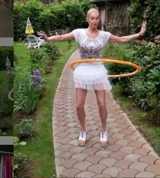 "Этот обруч для тонкой талии мне подарили" (@volochkova_art)