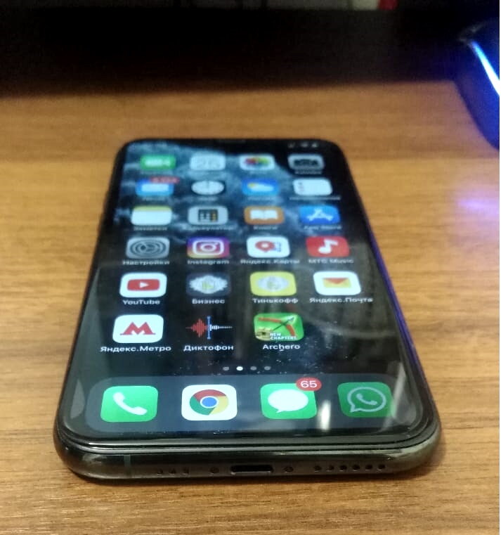 Рабочий вид. Защитные стекла упорно не хотят на нем держаться дольше месяца.